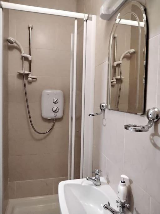 Townhouse Clifden: Located In The Heart Of Connemara别墅 外观 照片